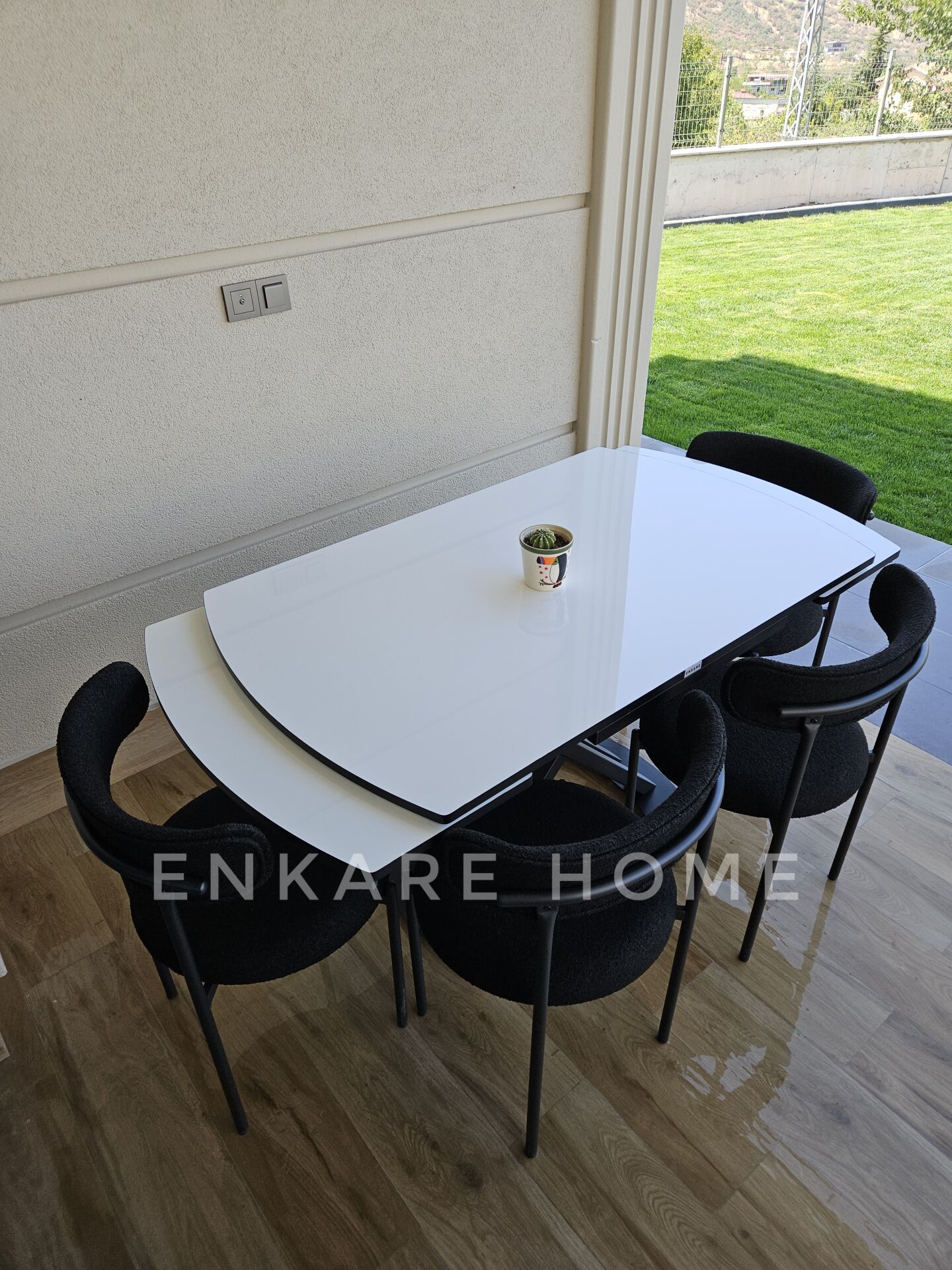 X Ayaklı Gloss Masa & Elisa Sandalye - Siyah Kumaş | 80x130-190 cm | Çift Kanat Açılır | Mutfak Salon