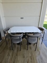 X Ayaklı Gloss Masa & Elisa Sandalye - Kapiçino Kumaş | 80x130-190 cm | Çift Kanat Açılır | Mutfak Salon