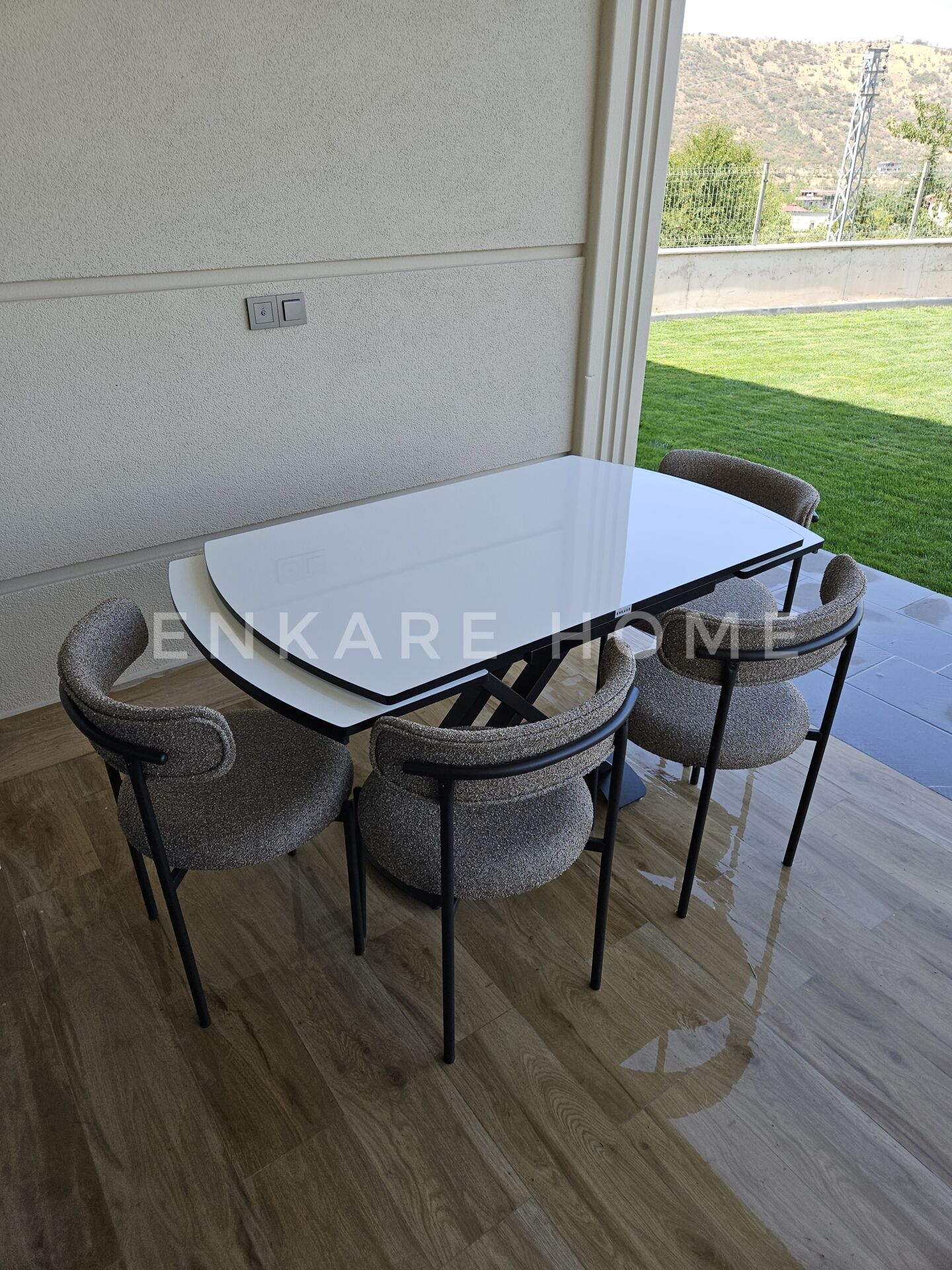 X Ayaklı Gloss Masa & Elisa Sandalye - Kapiçino Kumaş | 80x130-190 cm | Çift Kanat Açılır | Mutfak Salon