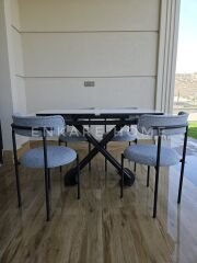 X Ayaklı Gloss Masa & Elisa Sandalye - Gri Kumaş | 80x130-190 cm | Çift Kanat Açılır | Mutfak Salon