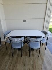 X Ayaklı Gloss Masa & Elisa Sandalye - Gri Kumaş | 80x130-190 cm | Çift Kanat Açılır | Mutfak Salon